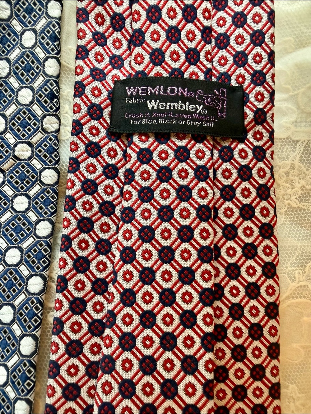 Vint Curated Geometric Necktie Trio in Red, Navy & White Wembley Resilio 1970 - Picture 9 of 11